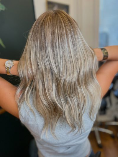 Askeblondt balayage med bløde bølger, set bagfra