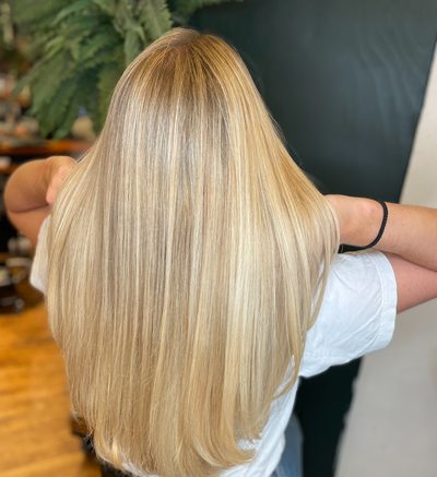 Gyldenblondt, glat og glansfuldt hår, set bagfra