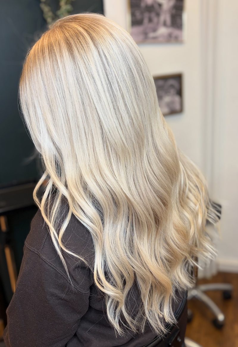 Lyst blondt hår med glansfulde bølger og styling, set fra siden